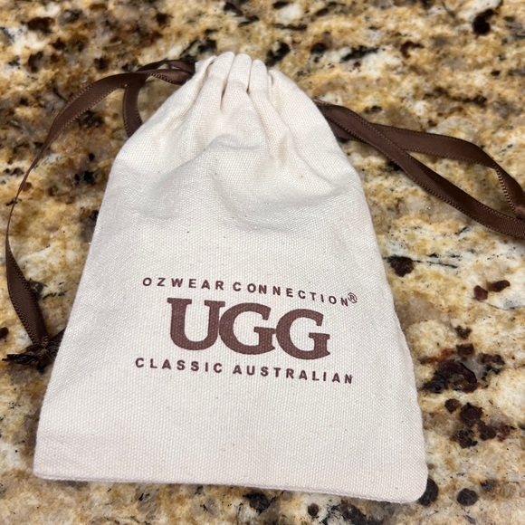 UGG brown suede mitten and white fluffy trim keychain - Picture 3 of 3